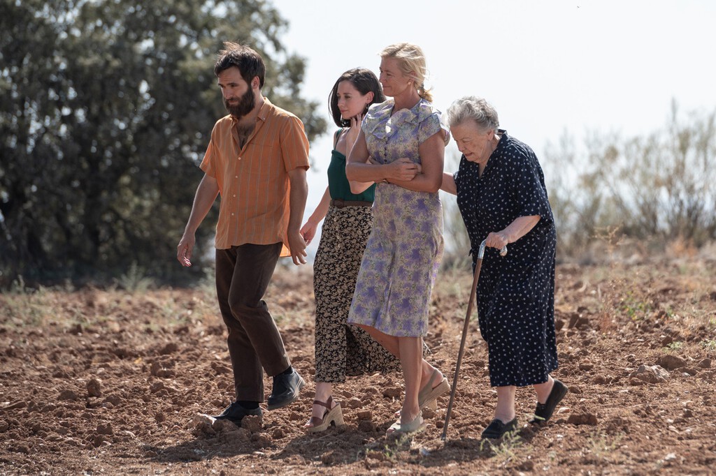 "Estuvieron muchísimos años sin pagar un duro". El alcalde del pueblo de 'Cuéntame' carga contra la serie por su "racaneo" 