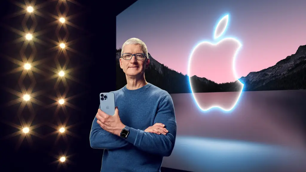 Tim Cook, CEO de Apple con un iPhone