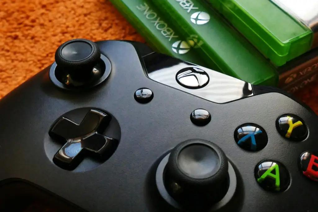 Mando de Xbox con juegos en disco